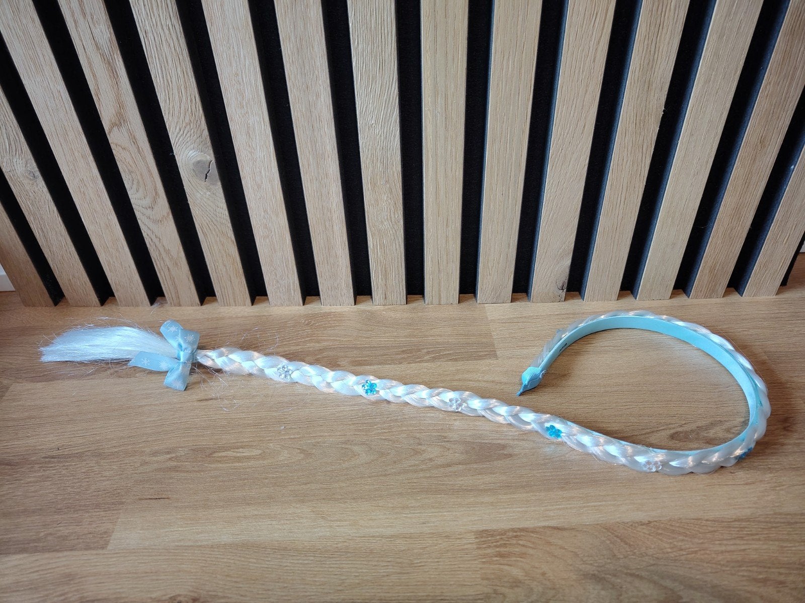 Elsa Frozen staart met haarband - 50 cm lang, Kinderen en Baby's, Carnavalskleding en Verkleedspullen, Ophalen, Zo goed als nieuw