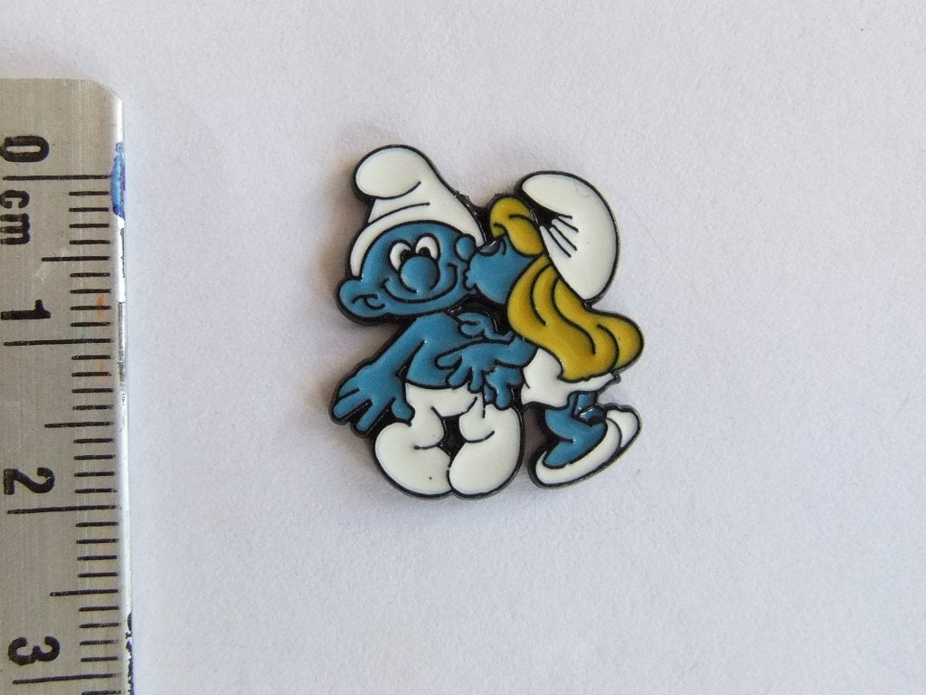 Smurfen Pin: Smurf en Smurfin Kussend, Verzamelen, Speldjes, Pins en Buttons, Ophalen of Verzenden, Nieuw, Figuurtje, Speldje of Pin
