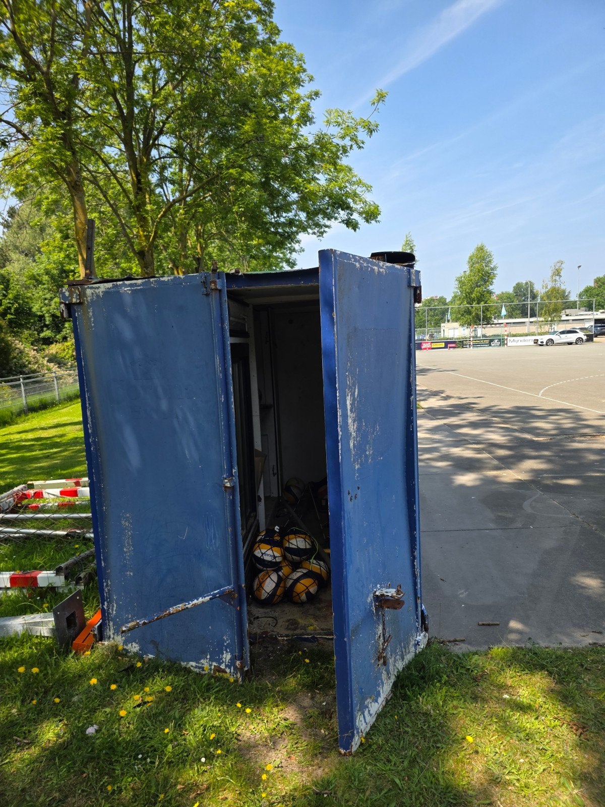 Oud ijzer: container en volleybalpalen gratis op te halen, Ophalen