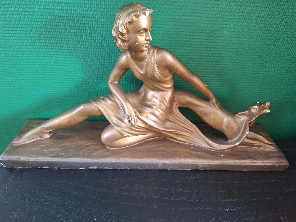 Art deco sculptuur dame met de windhond.  La dame au levrier, Ophalen