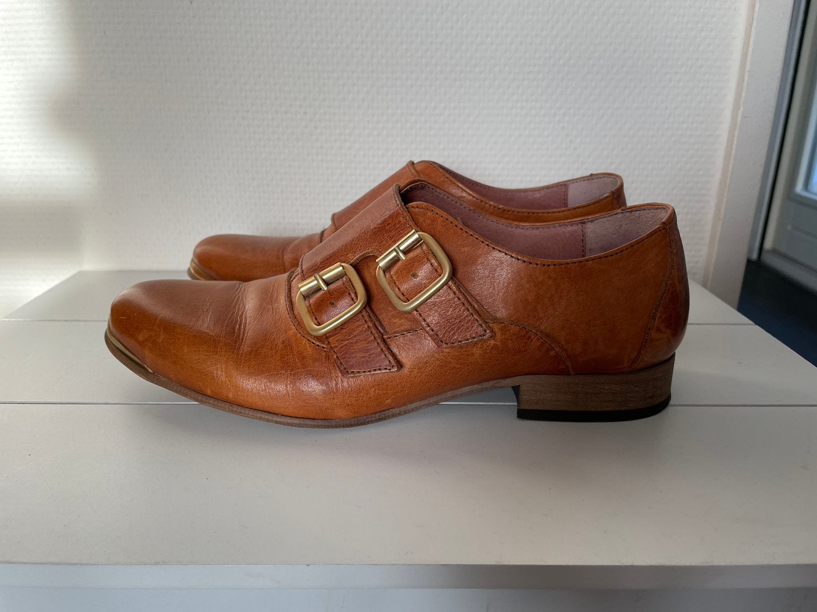 Gespschoenen congac bruin leer Sacha gesp schoen 39, Kleding | Dames, Schoenen, Bruin, Instappers, Ophalen of Verzenden, Zo goed als nieuw