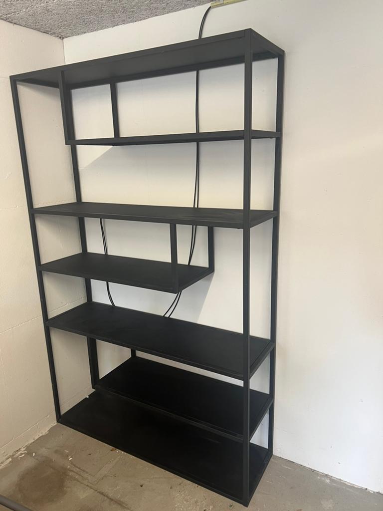 Boekenkast Zwart - Woood Teun, Huis en Inrichting, Kasten | Boekenkasten, Ophalen, Gebruikt