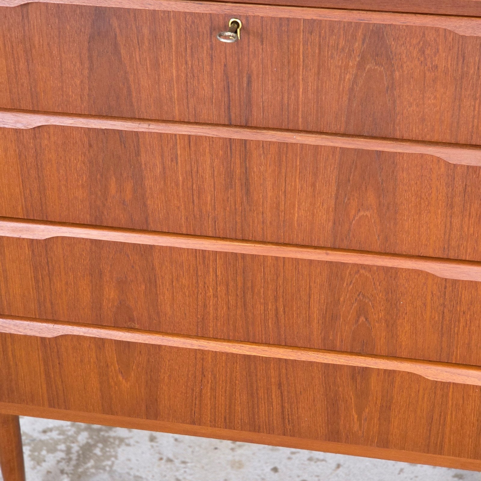 Vintage teak Deense ladekast jaren 60, Scandinavisch 4 lades, Ophalen, 50 tot 100 cm, Zo goed als nieuw, 3 of 4 laden