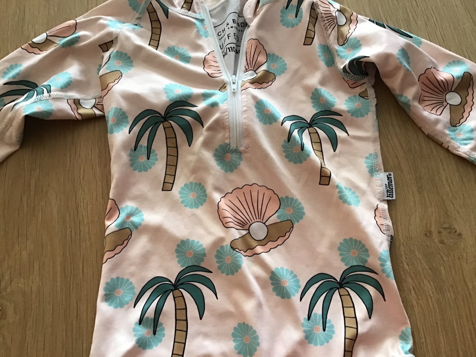 UV badpak maat 104 met palmbomen en schelpen, Badpak, Zo goed als nieuw, UV-zwemkleding, Verzenden