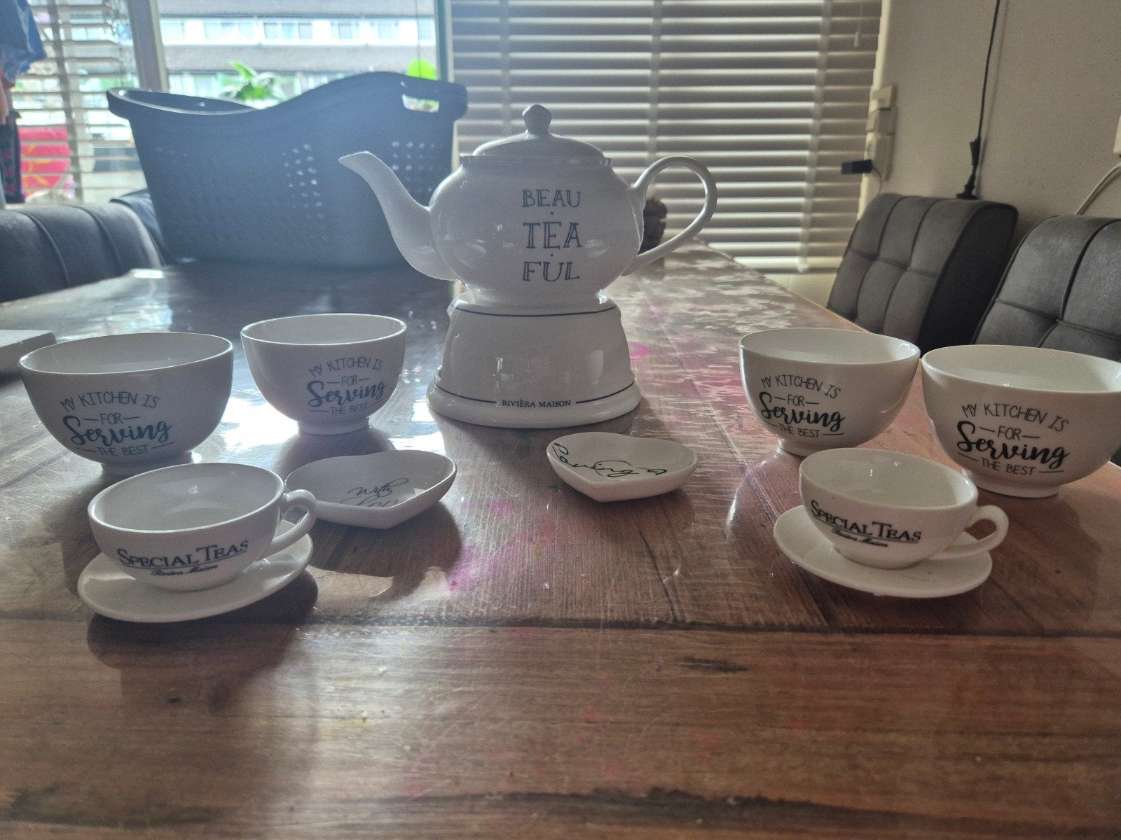 Riviera Maison theepot met theezak houders en serveerbakjes, Huis en Inrichting, Keuken | Servies, Ophalen, Zo goed als nieuw