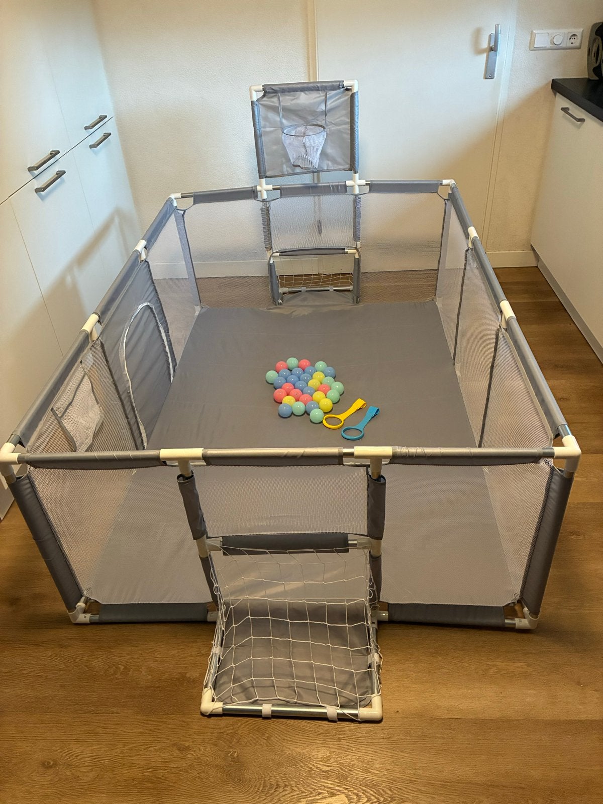 Grote speelbox met goaltjes, basketbalnet en 30 ballen, Kinderen en Baby's, Boxen, Ophalen of Verzenden, Zo goed als nieuw