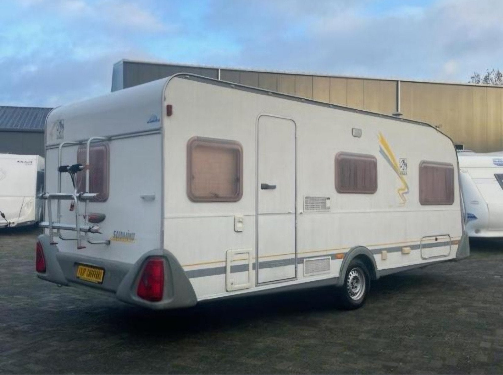 Knaus Sudwind 550 TKM (2004) Stapelbed 6pers luifel voortent, Caravans en Kamperen, Caravans, Treinzit, Dwarsbed, Particulier