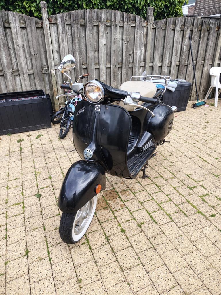 AGM Vintage Scooter - Zwart - Loopt en rijdt goed, Fietsen en Brommers, Ophalen of Verzenden, Gebruikt, Benzine, Overige merken