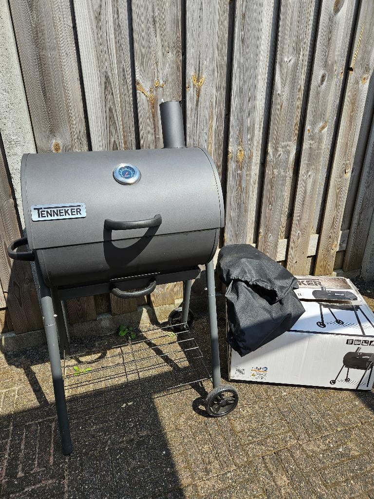 Tenneker BBQ met accessoires en beschermhoes, Ophalen, Zo goed als nieuw, Tenneker, Met accessoires
