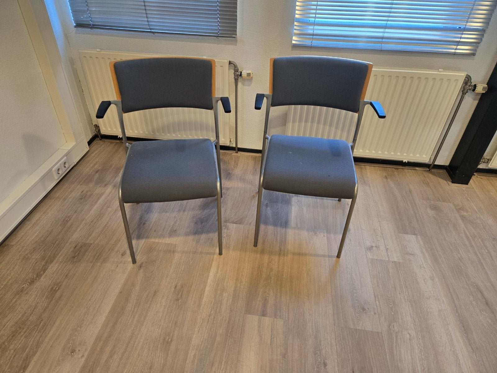 Set van 2 comfortabele stoelen - Grijs en Hout, Twee, Modern, Functioneel, Ophalen of Verzenden, Zo goed als nieuw