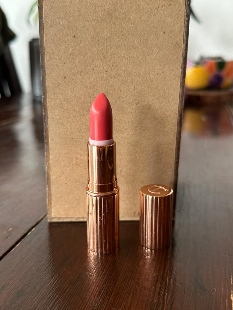Charlotte Tilbury Lipstick - Coral Kiss, Lippen, Ophalen of Verzenden, Zo goed als nieuw, Make-up