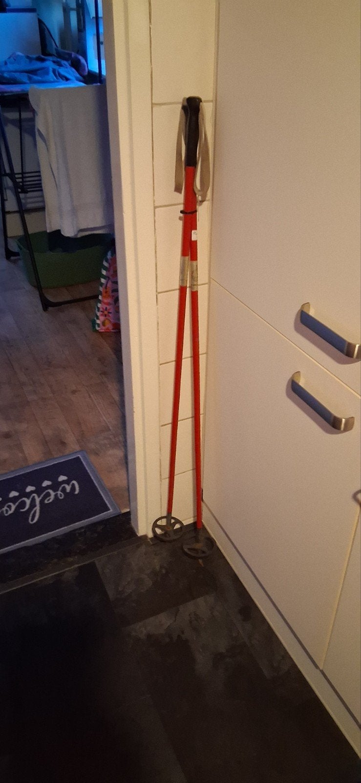 Vintage ski stokken, Ophalen