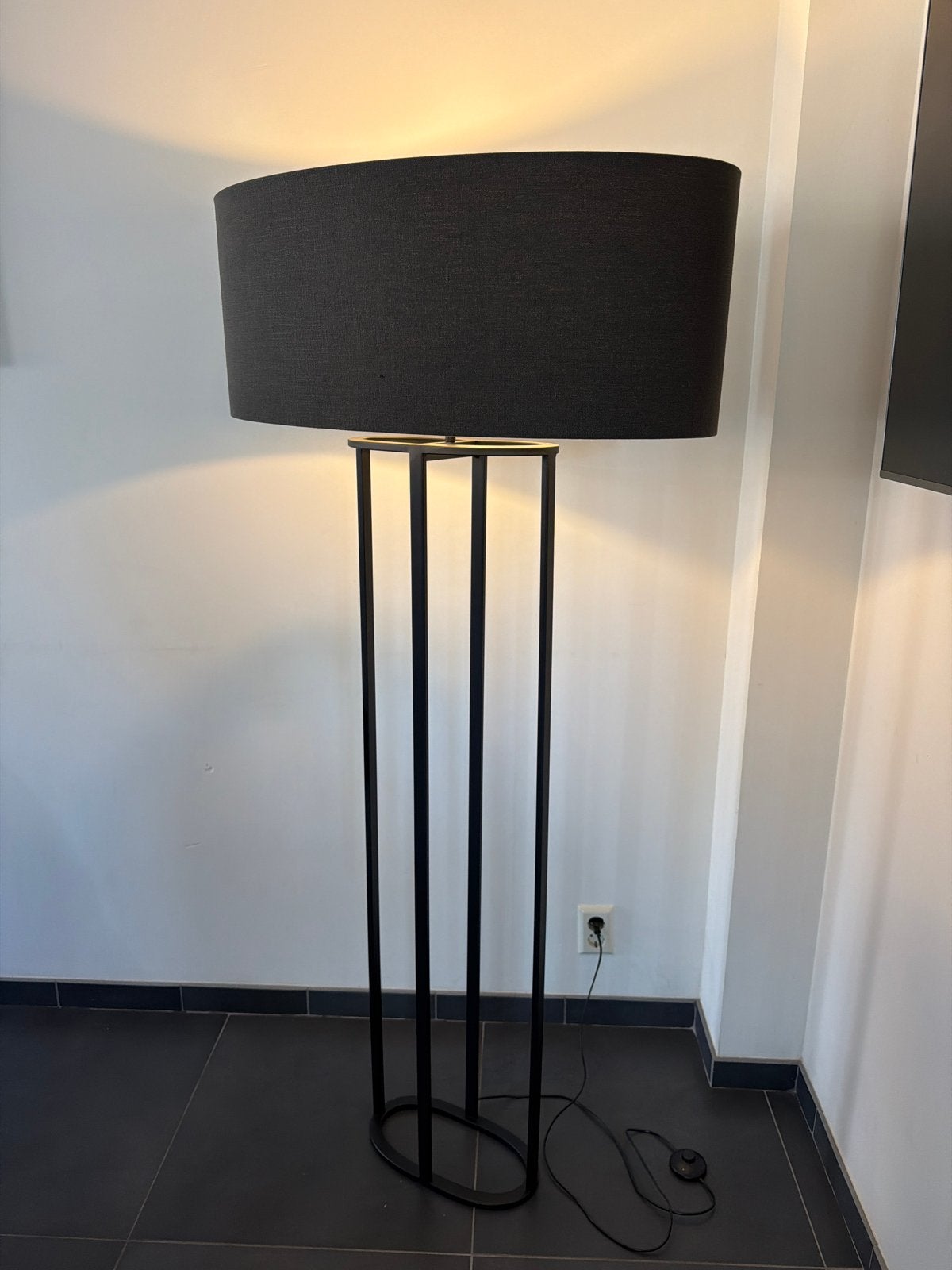 Stijlvolle zwarte vloerlamp met lampenkap, Ophalen, Gebruikt, E27 (groot), Metaal