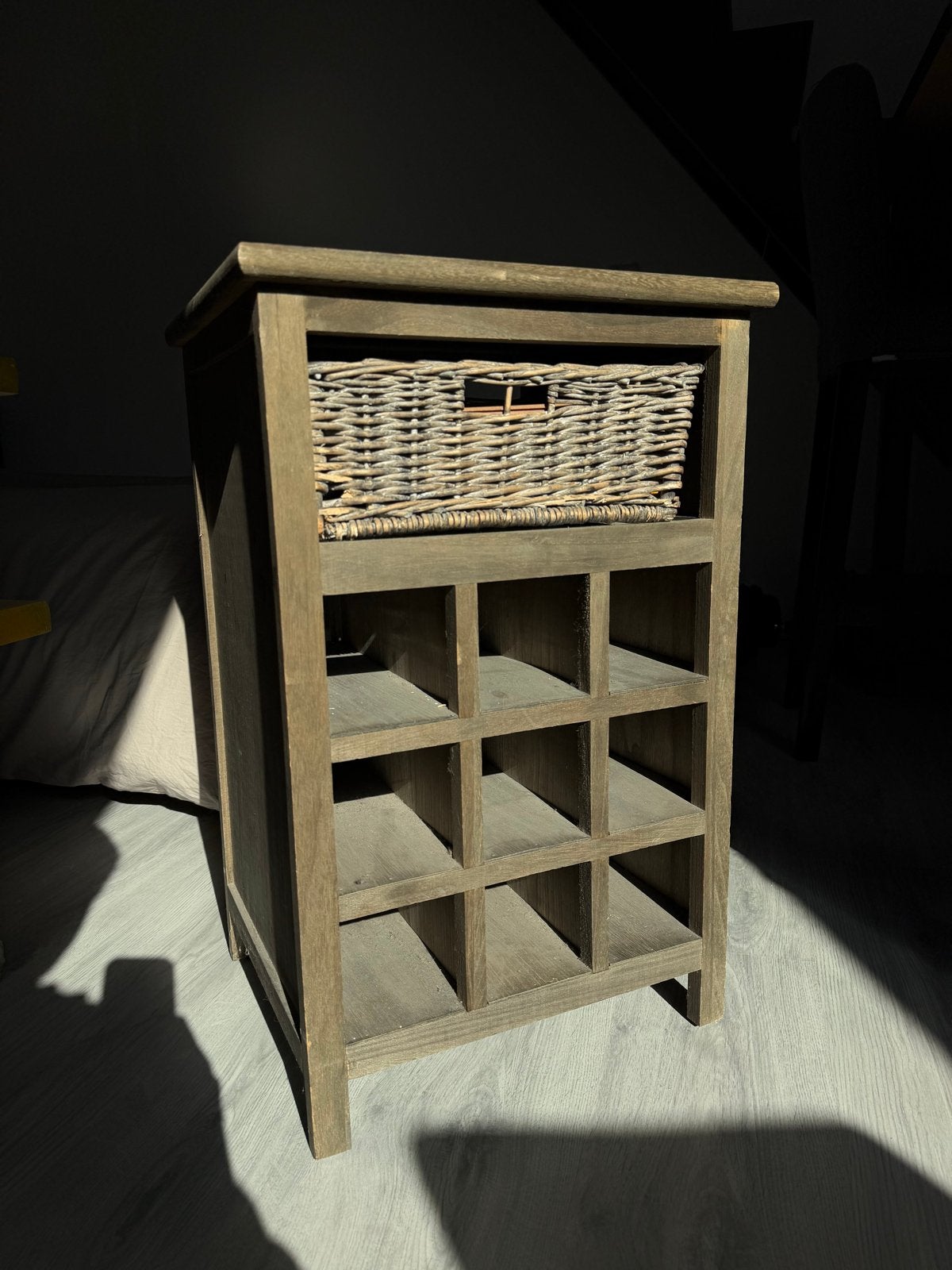 Mooie authentieke houten wijnkast met mand, Ophalen, 50 – 75, Gebruikt, 5 tot 15 flessen