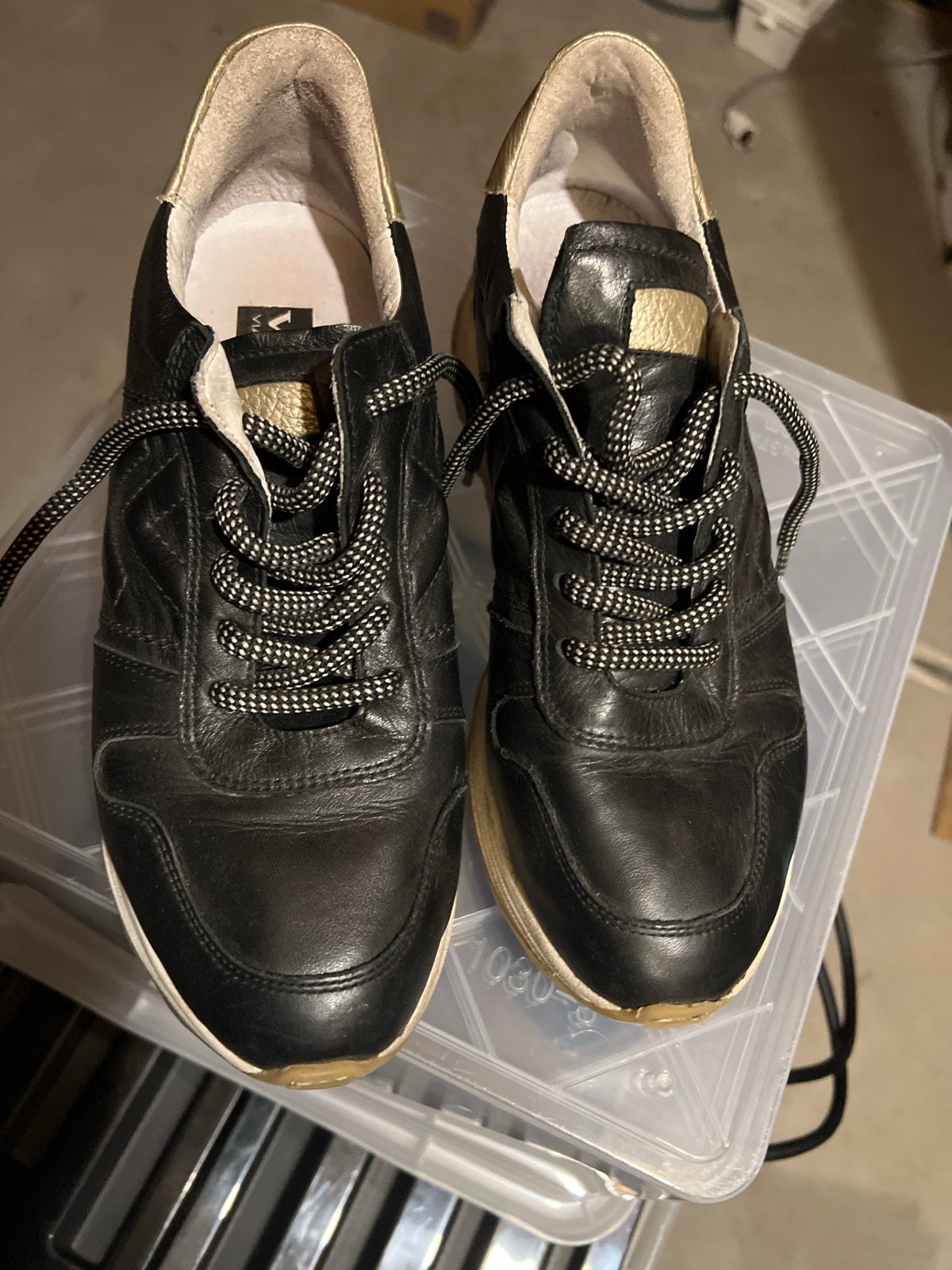 Maat 39 Zwarte lederen Via Vai sneakers met gouden details, Ophalen of Verzenden, Gedragen, Zwart, Sneakers of Gympen