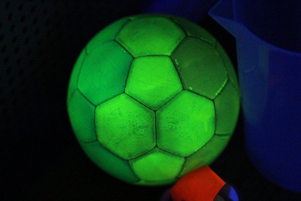 Blacklight UV handbal Glow in the Dark sporten glowparty, Sport en Fitness, Ophalen, Nieuw, Toebehoren
