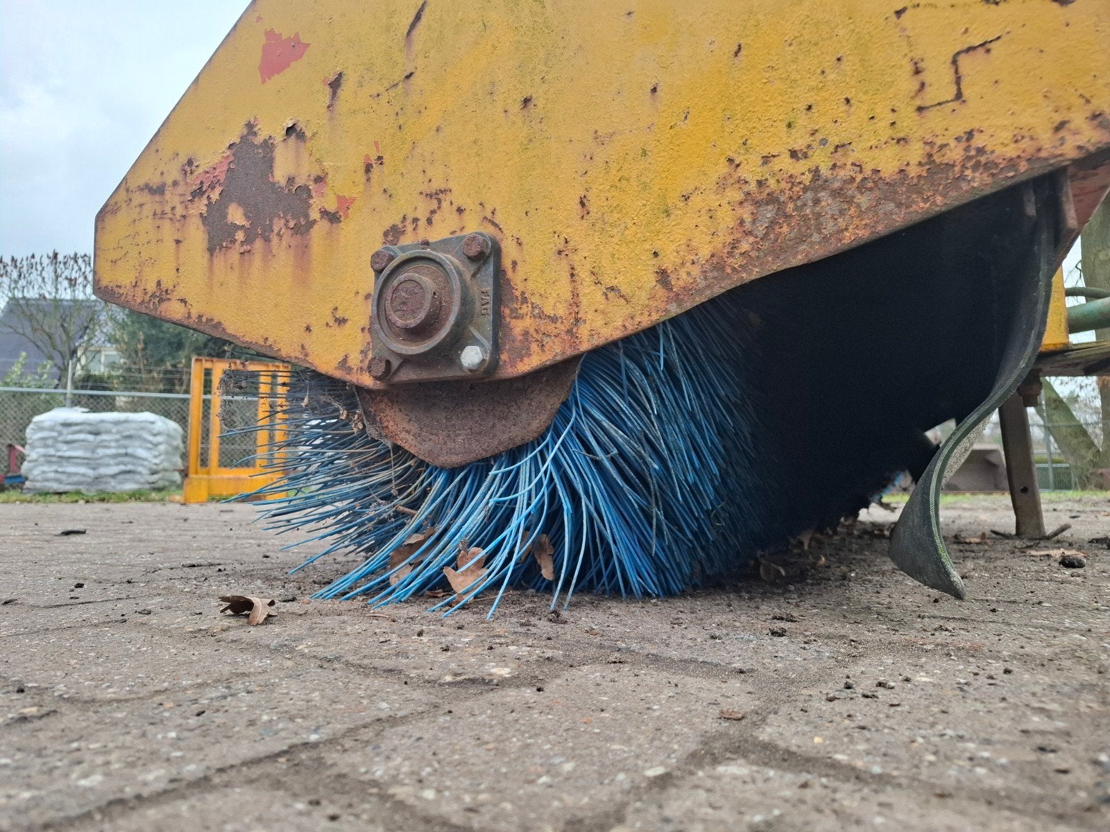 Veegmachine met nieuwe borstel, Ophalen