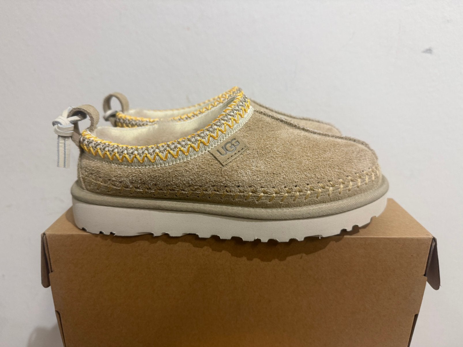 Te koop nieuwe UGG Tasman Biarritz Mustard Seed maat 37, Kleding | Dames, Postlaan 3, UGG, Nieuw, Ophalen of Verzenden