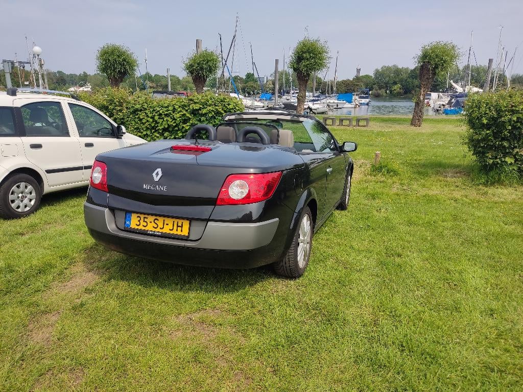 Megane Cabrio 1.6 Lage KM Fambezit 2e eig. Org NL AUT Leer, Auto's, Renault, 4 cilinders, Cabriolet, 4 stoelen, Zwart