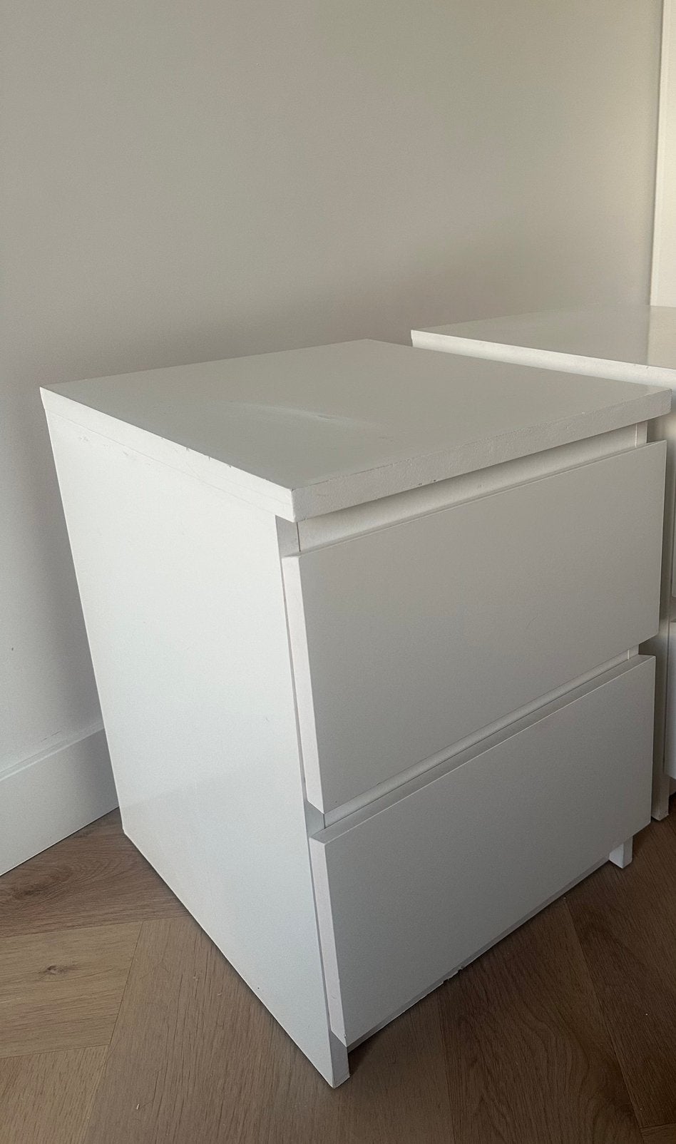 Malm nachtkastje, Huis en Inrichting, Slaapkamer | Nachtkastjes, Ophalen, Gebruikt, Minder dan 45 cm