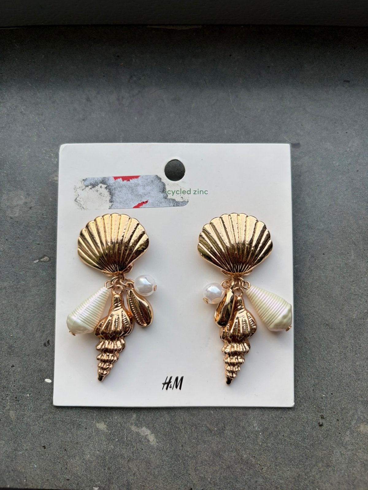 Nieuwe oorbellen H&M schelpen goud, Sieraden, Tassen en Uiterlijk, Overige materialen, Hangers, Nieuw, Ophalen of Verzenden