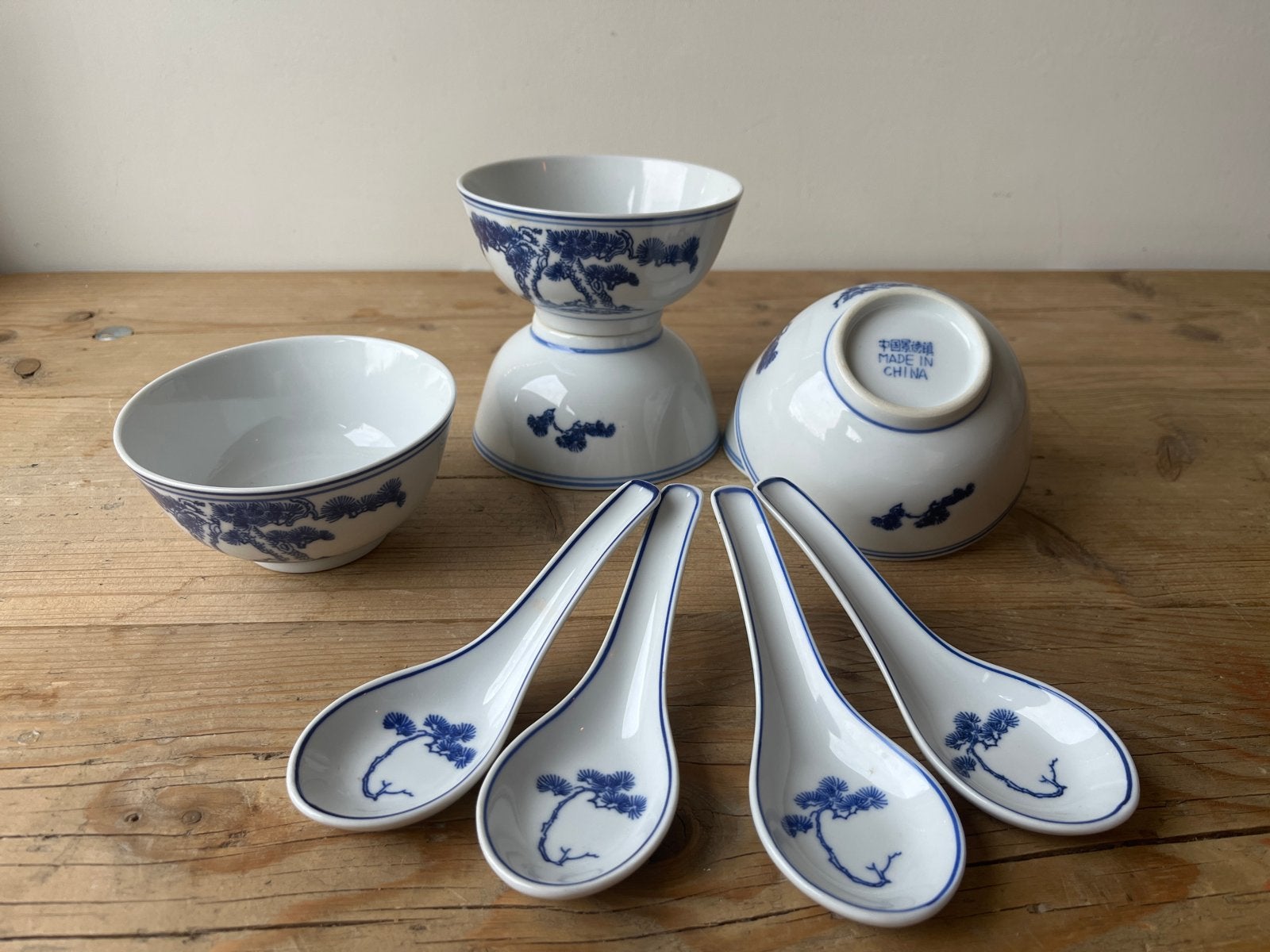Blauw-witte porseleinen kommenset met bijpassende lepes, Huis en Inrichting, Ophalen of Verzenden, Zo goed als nieuw, Kom(men)