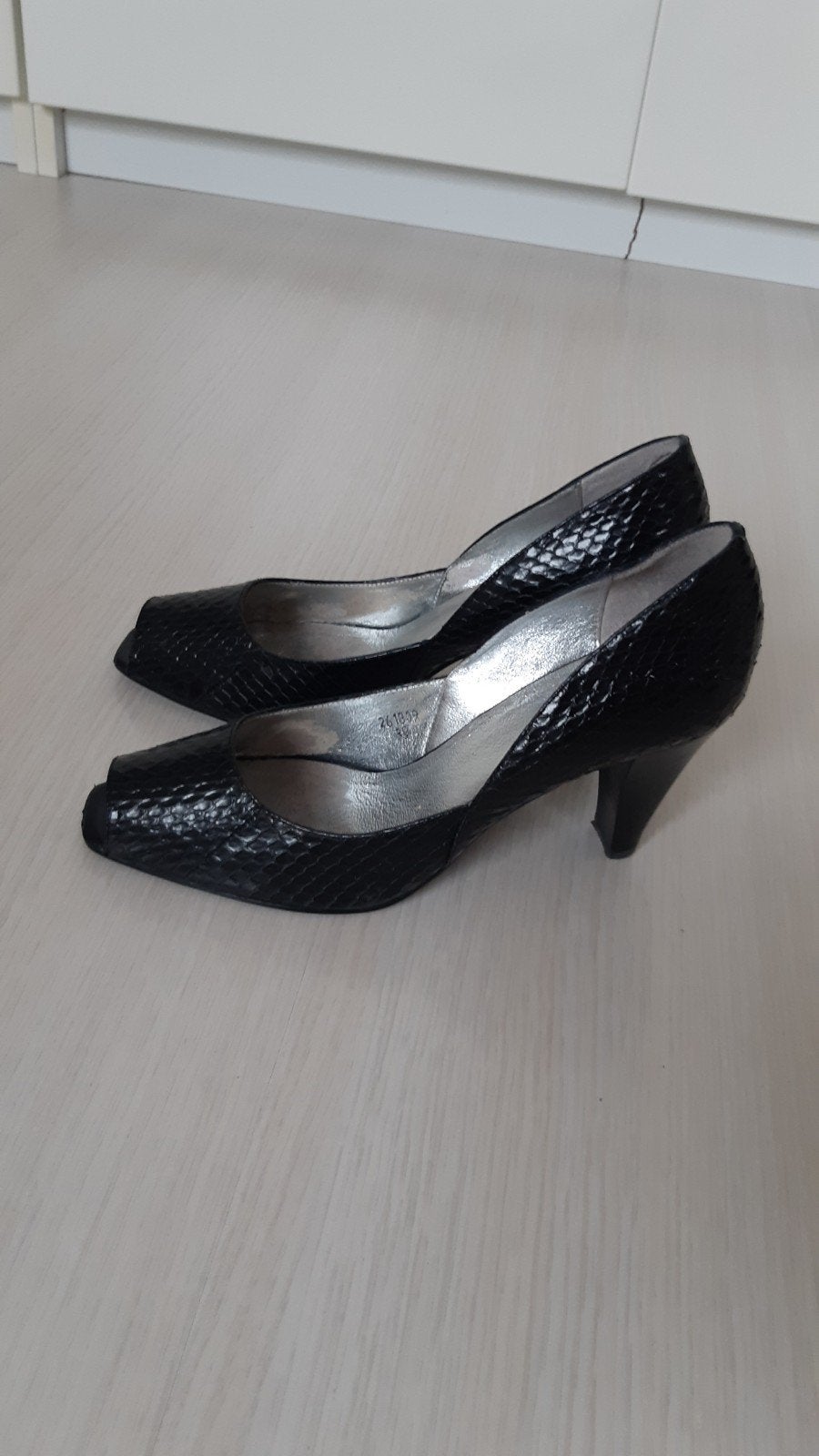 Zwarte peep-toe pumps met slangenprint, Pumps, Zwart, Ophalen of Verzenden, Zo goed als nieuw
