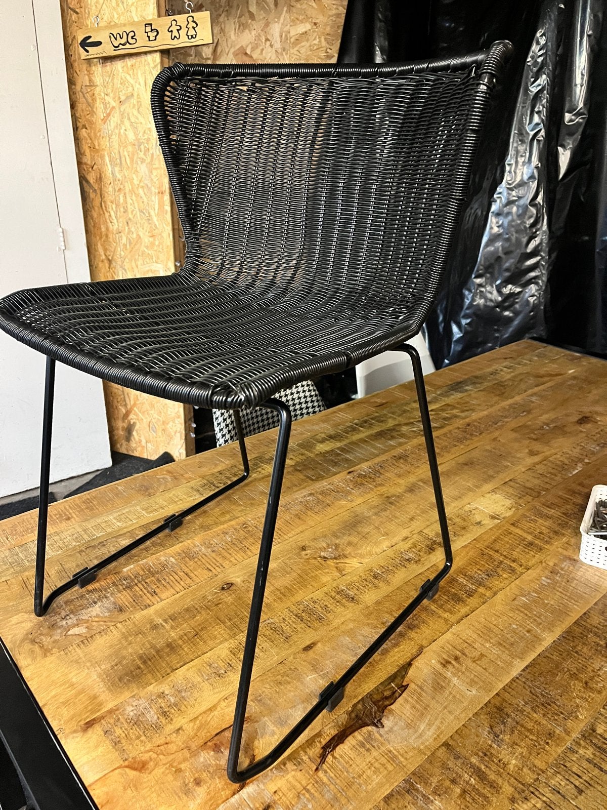 Zwarte rotan stoel met metalen onderstel, Ophalen, Gebruikt, Zwart, Riet of Rotan