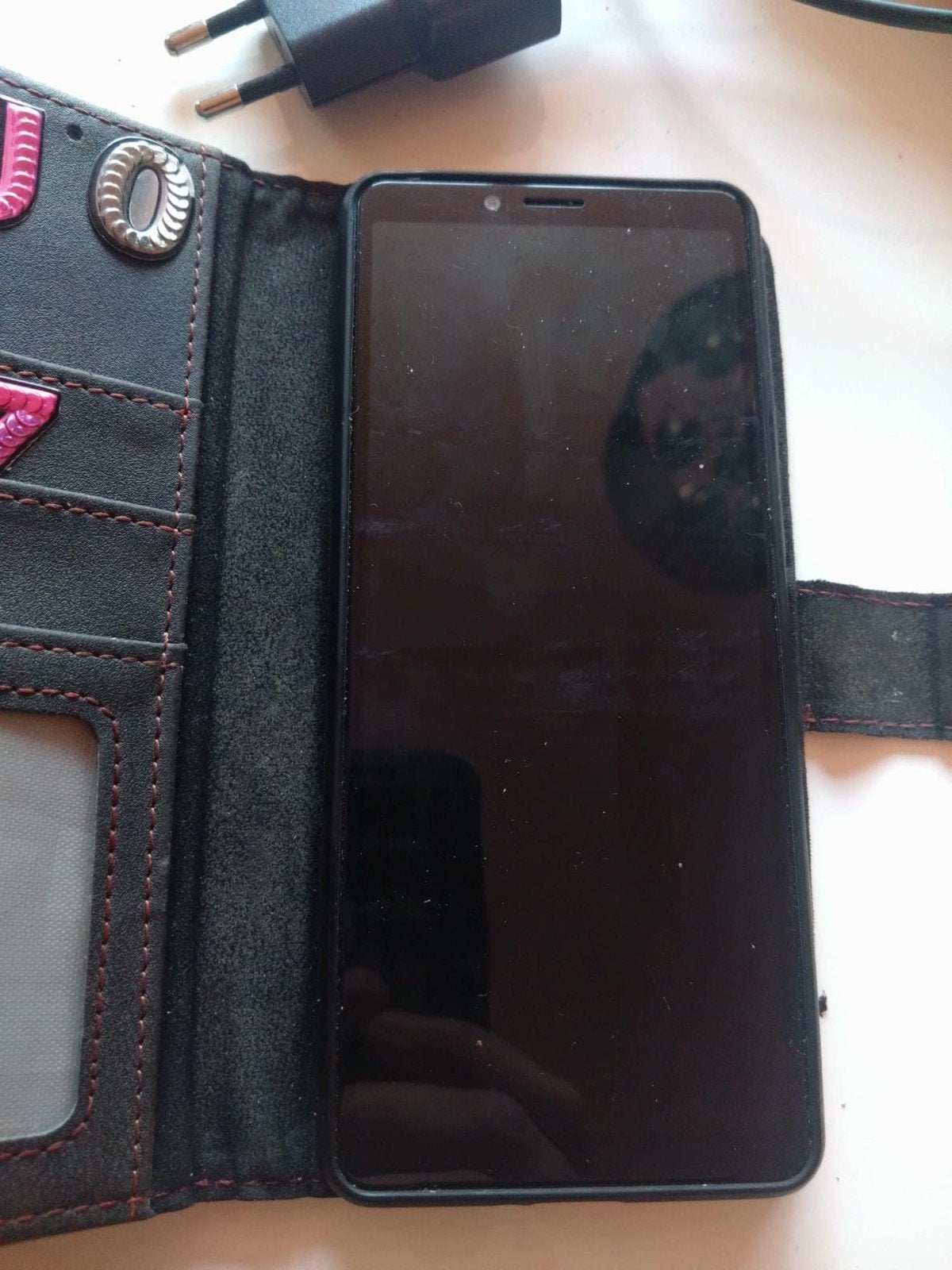 Twee Sony telefoons, één met oplader, Telecommunicatie, Mobiele telefoons | Sony, Verzenden, Zwart, Overige systemen