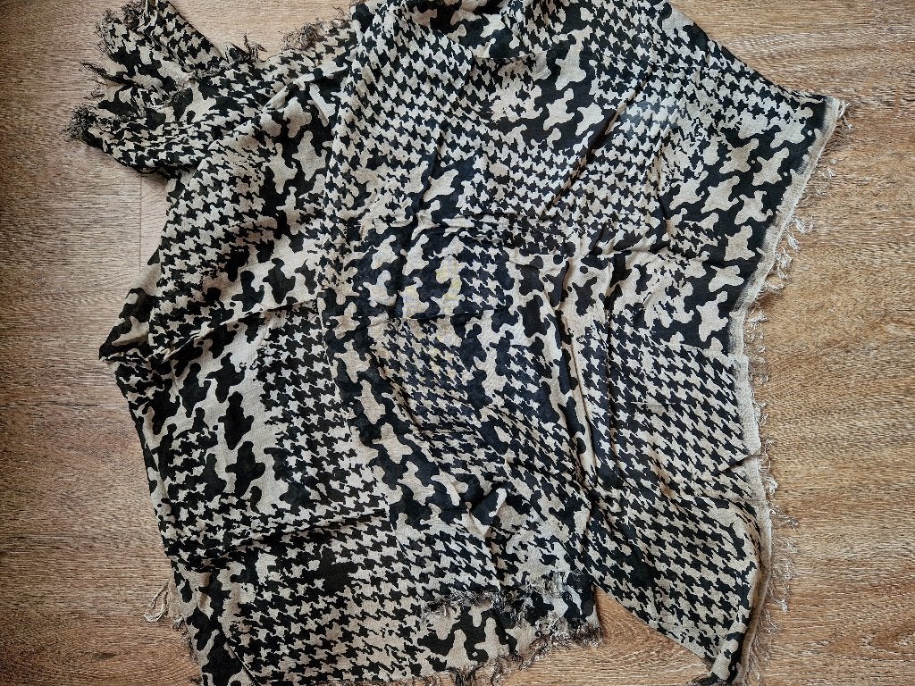 Zwart/beige shawl met gerafeld randje NIEUW, Kleding | Dames, Mutsen, Sjaals en Handschoenen, Ophalen of Verzenden, Nieuw, Sjaal