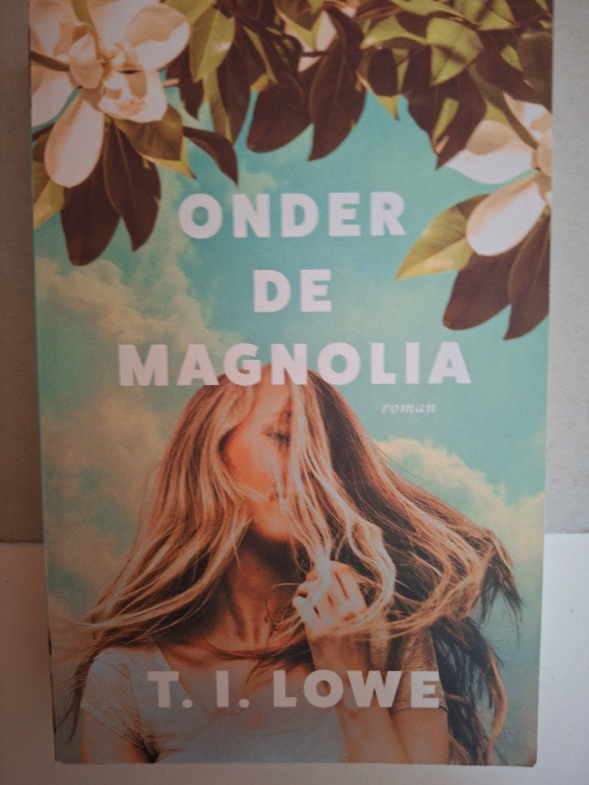 T.I. Lowe - Onder de magnolia, Boeken, Verzenden, Zo goed als nieuw, T.I. Lowe
