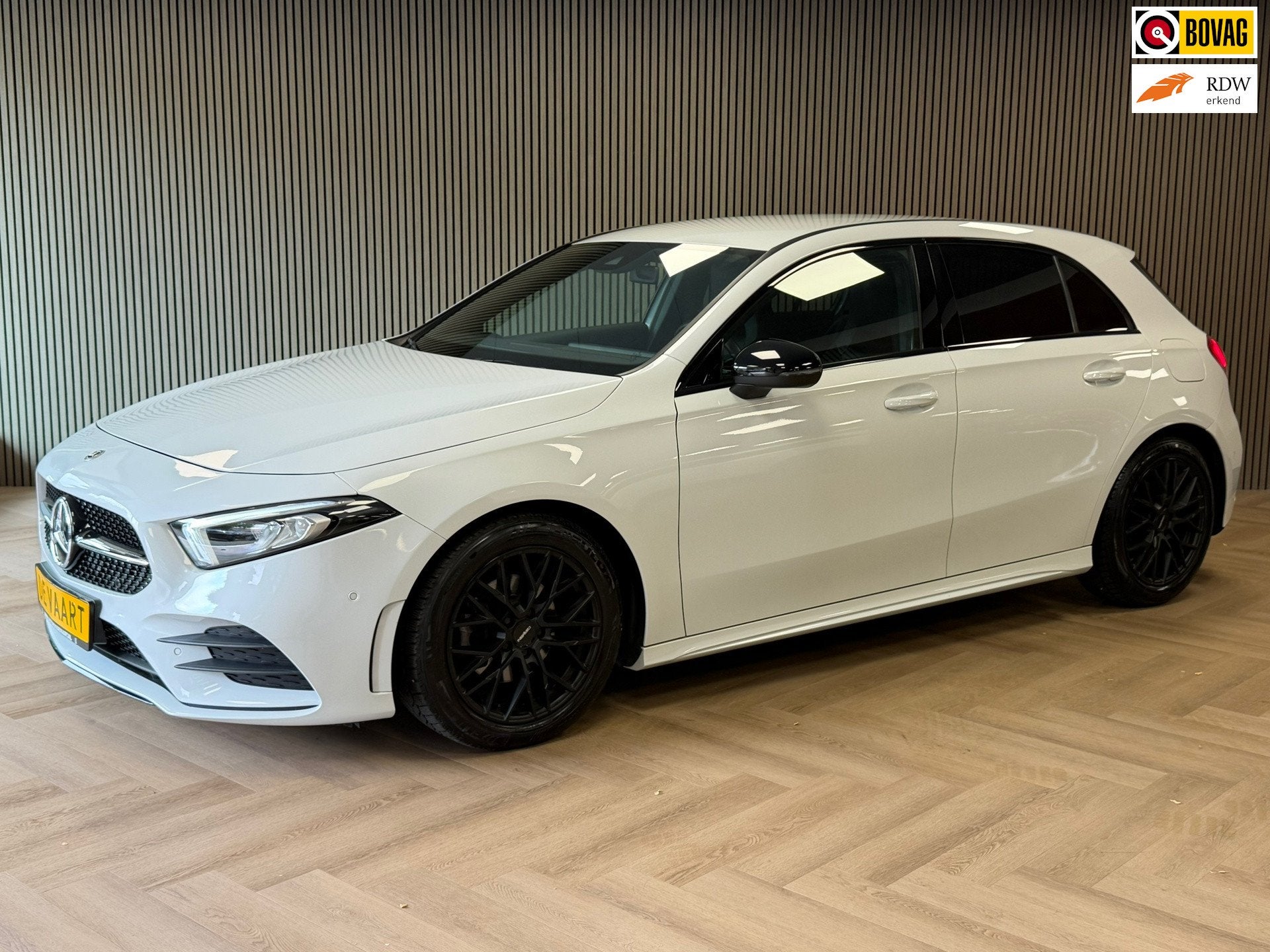 Mercedes-Benz A-klasse 180 AMG Line AUT. SFEERVERLICHTING CA, 136 pk, Gebruikt, 680 kg, Met garantie (alle)