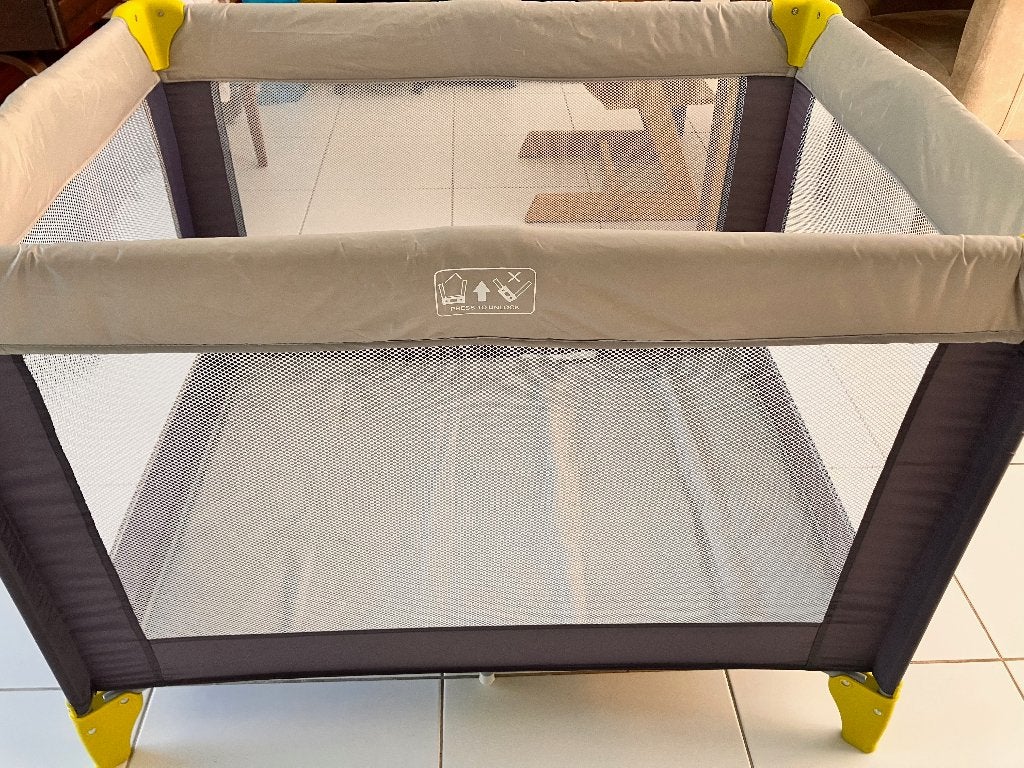 Cuggl Travel Cot  - Grey (with Mattress and Carry Bag), Ophalen, Zo goed als nieuw, Reisbedje