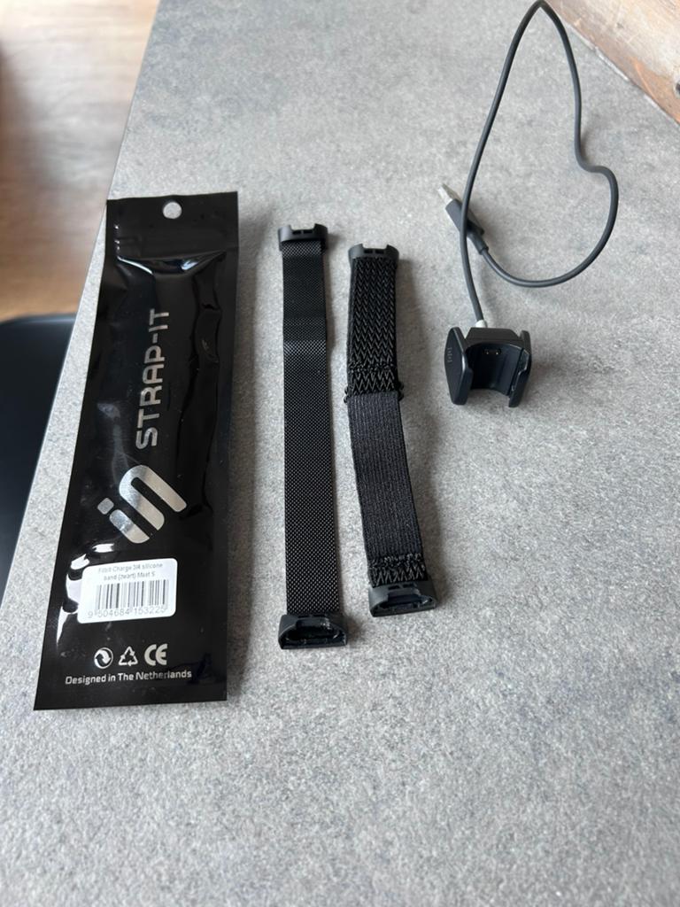 Fitbit Charge 4 accessoires: 3 bandjes en USB-A oplader, Ophalen of Verzenden, Zo goed als nieuw, Zwart, Android