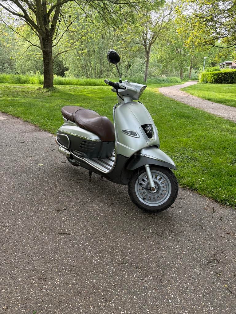Peugeot Django Scooter - Recent olie beurt gehad- 45 km/u, Fietsen en Brommers, Ophalen of Verzenden, Zo goed als nieuw, Benzine