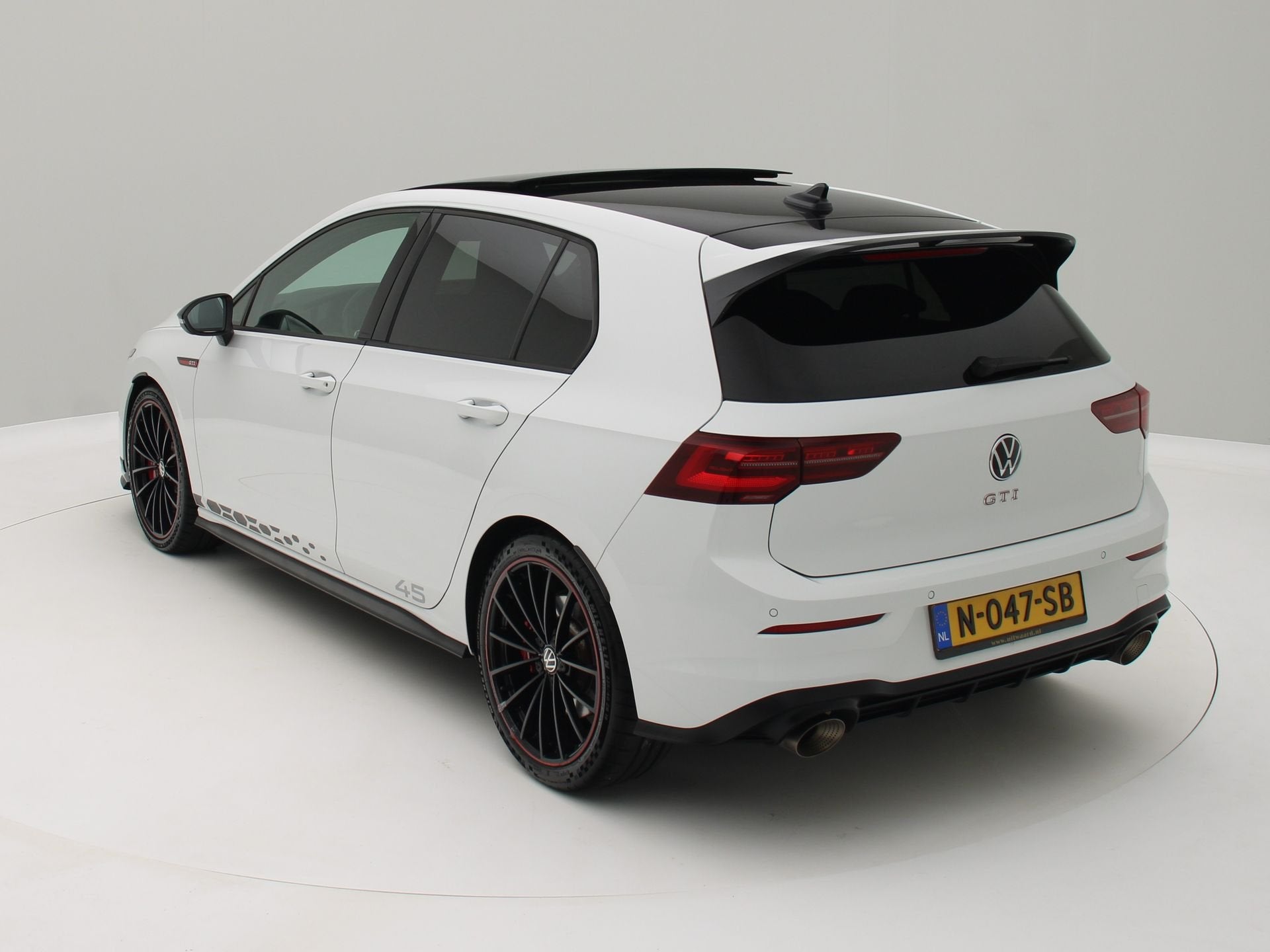 Volkswagen Golf 2.0 TSI GTI 45 JAHRE! / Pano / Akrapovic / C, Dealer onderhouden, 15 km/l, Gebruikt, Euro 6