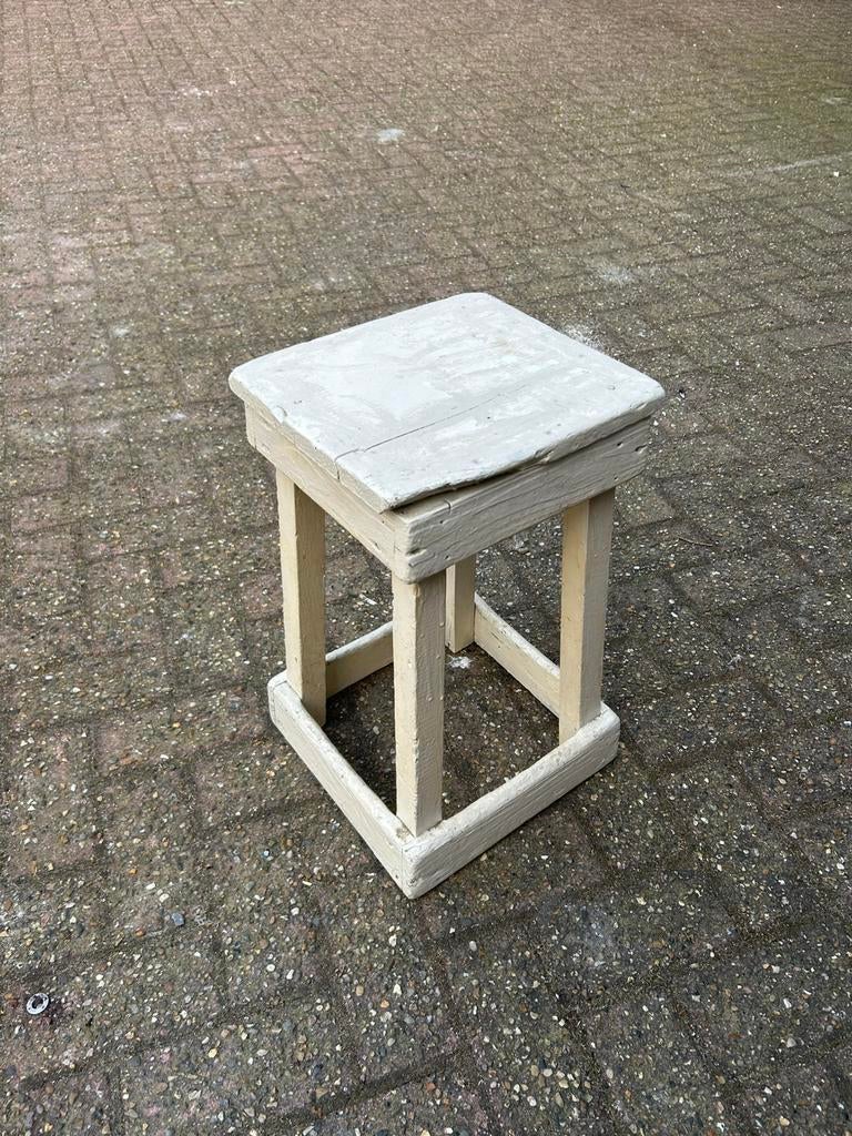 Oud brocante krukje sleets wit/grijs bijzettafeltje, Huis en Inrichting, Krukjes, Ophalen, Zo goed als nieuw, Hout