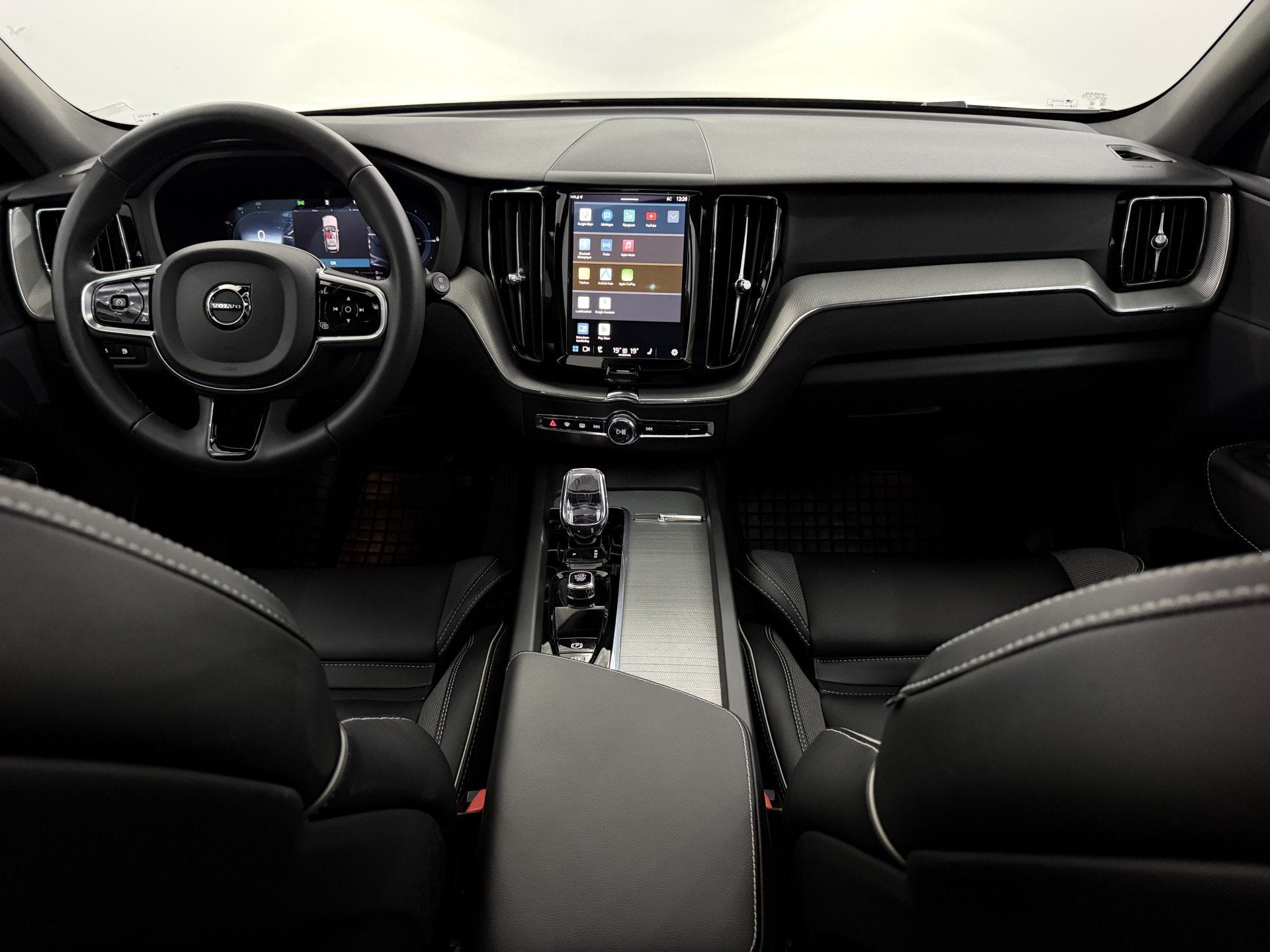 Volvo XC60 2.0 T8 Plug-in hybrid AWD Black Edition Orrefors, Automaat, Gebruikt, Euro 6, 4 cilinders
