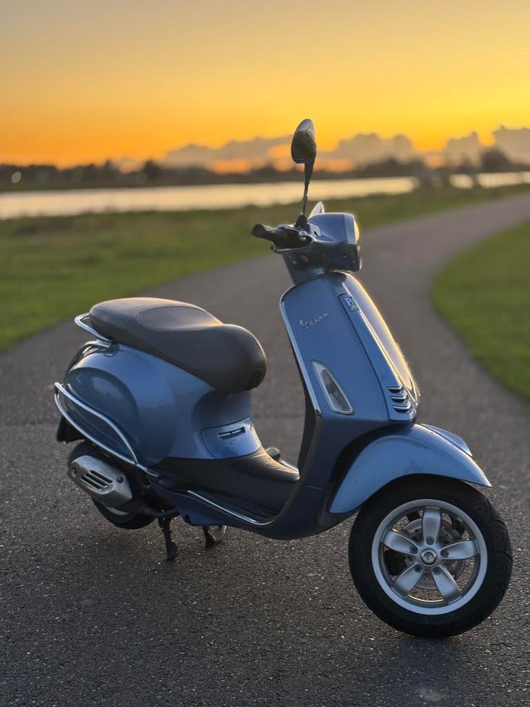 vespa primavera 50 4t 4v brom, Fietsen en Brommers, Scooters | Vespa, Ophalen, Zo goed als nieuw, Benzine, Overige modellen