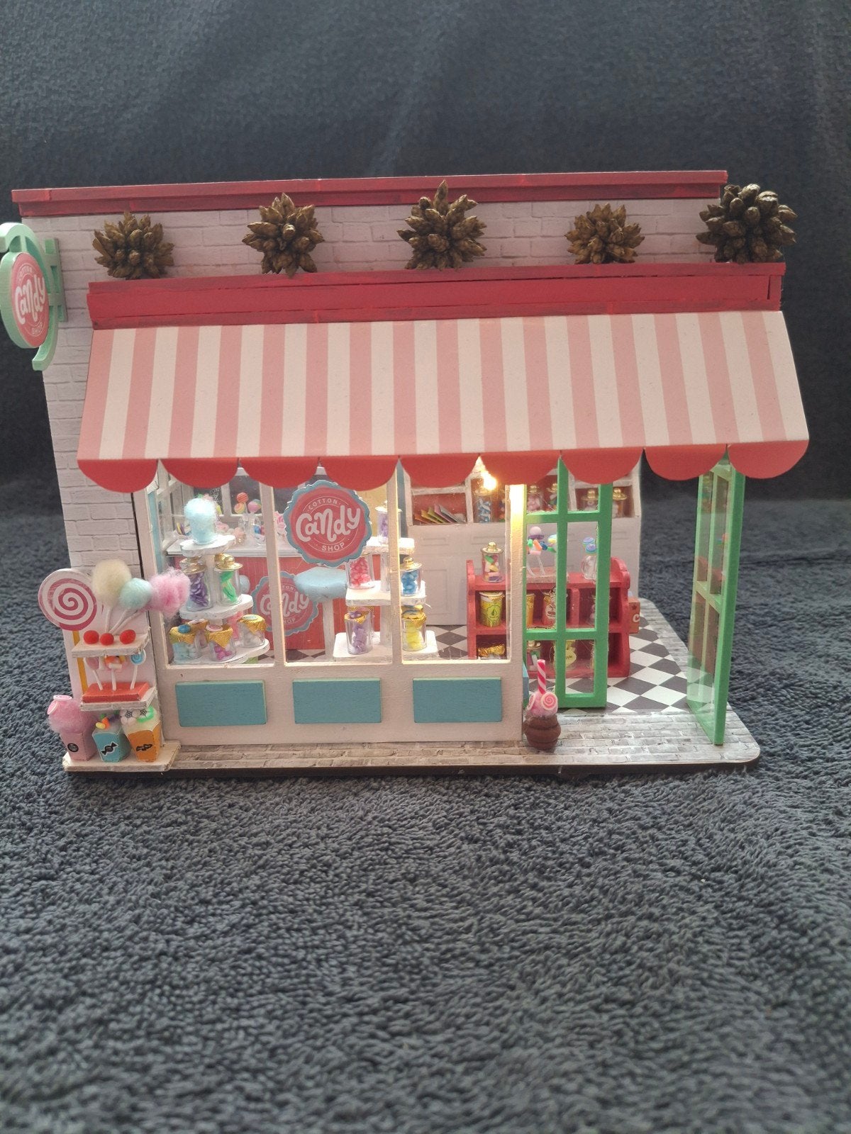 Miniatuur huisje  Candyshop met verlichting, Ophalen of Verzenden, Zo goed als nieuw, 1:50 of kleiner