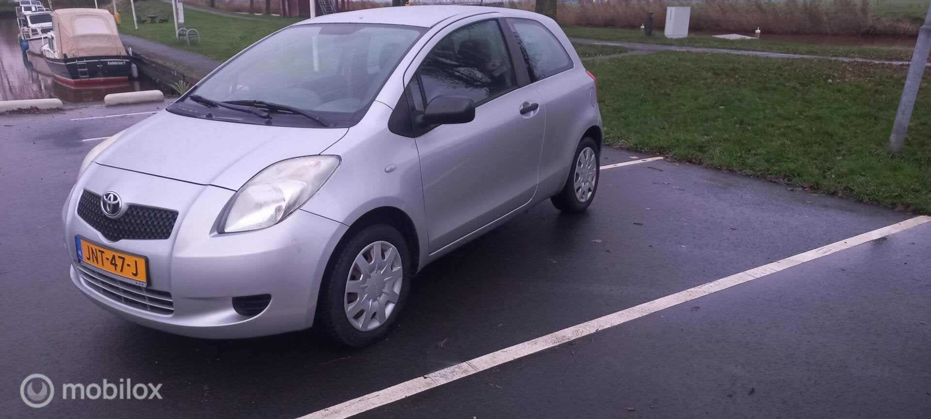 Toyota Yaris 1.0 VVTi Spirit airco cv el ramen apk tot 2027!, Auto's, Toyota, Voorwielaandrijving, Stof, Gebruikt, 750 kg
