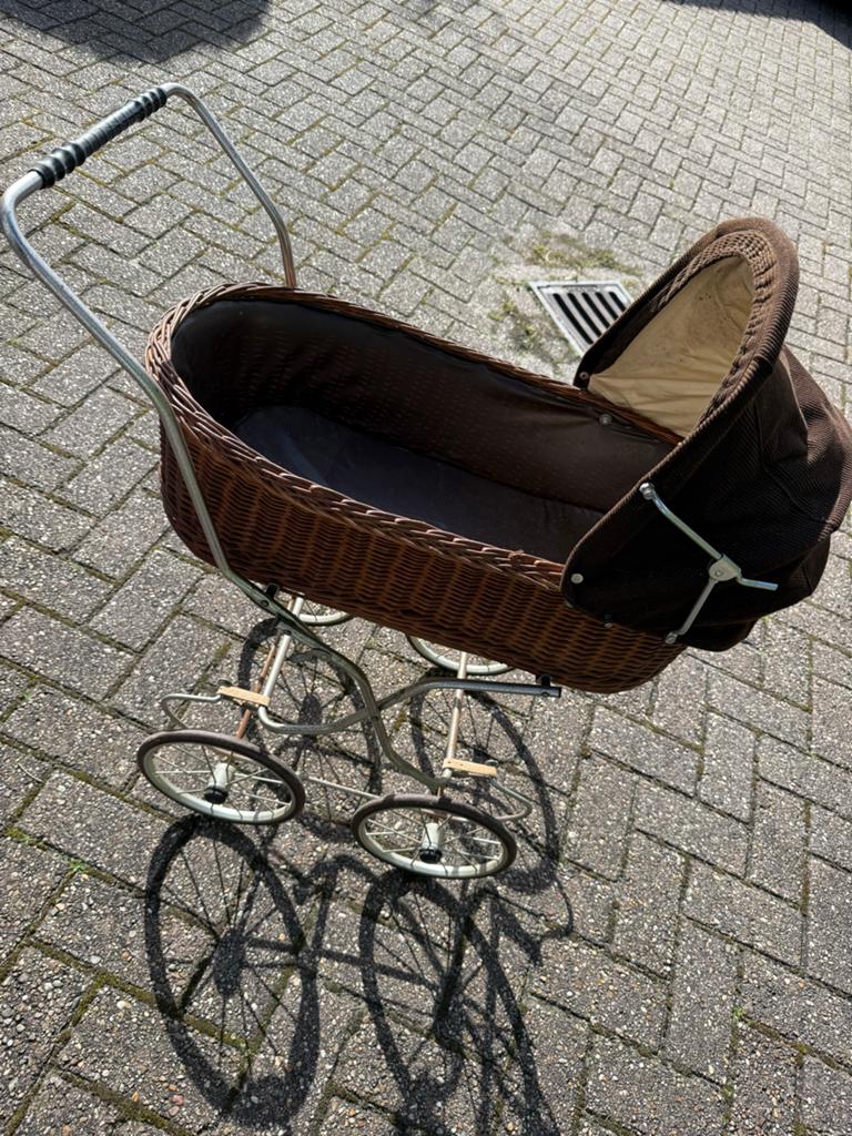 Mooie rieten poppenwagen in goede staat, Ophalen, Gebruikt, Overige typen