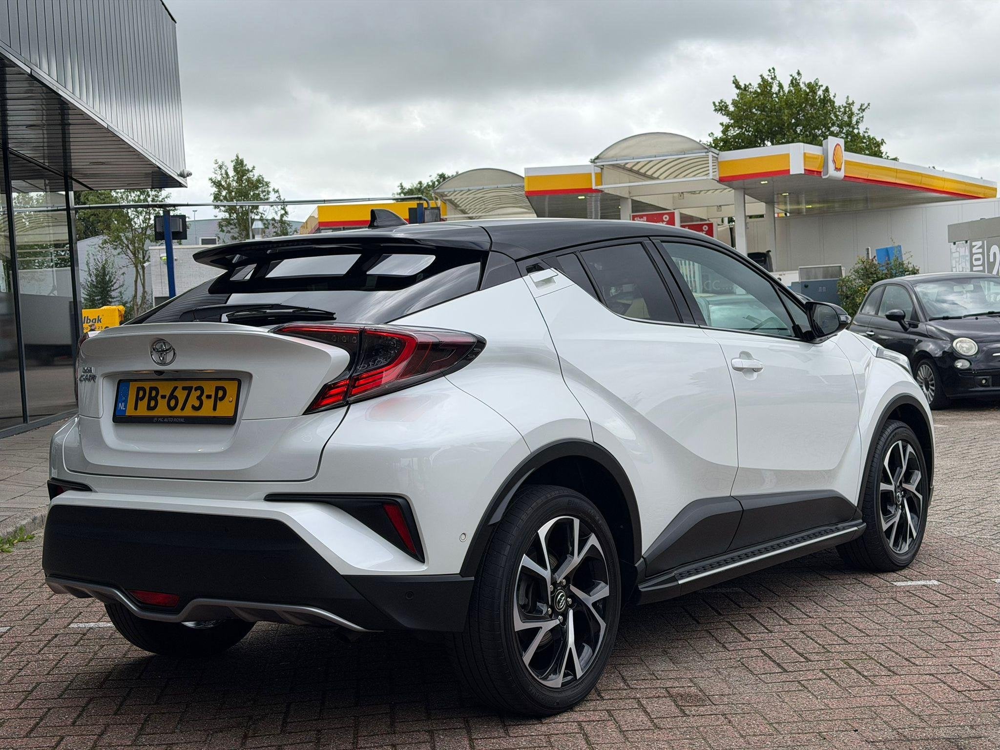 Toyota C-HR 1.2 Bi-Tone Plus DODEHOEK DETECTIE | LANE ASSIST, Voorwielaandrijving, Automatische klimaatregeling, Stof, Gebruikt