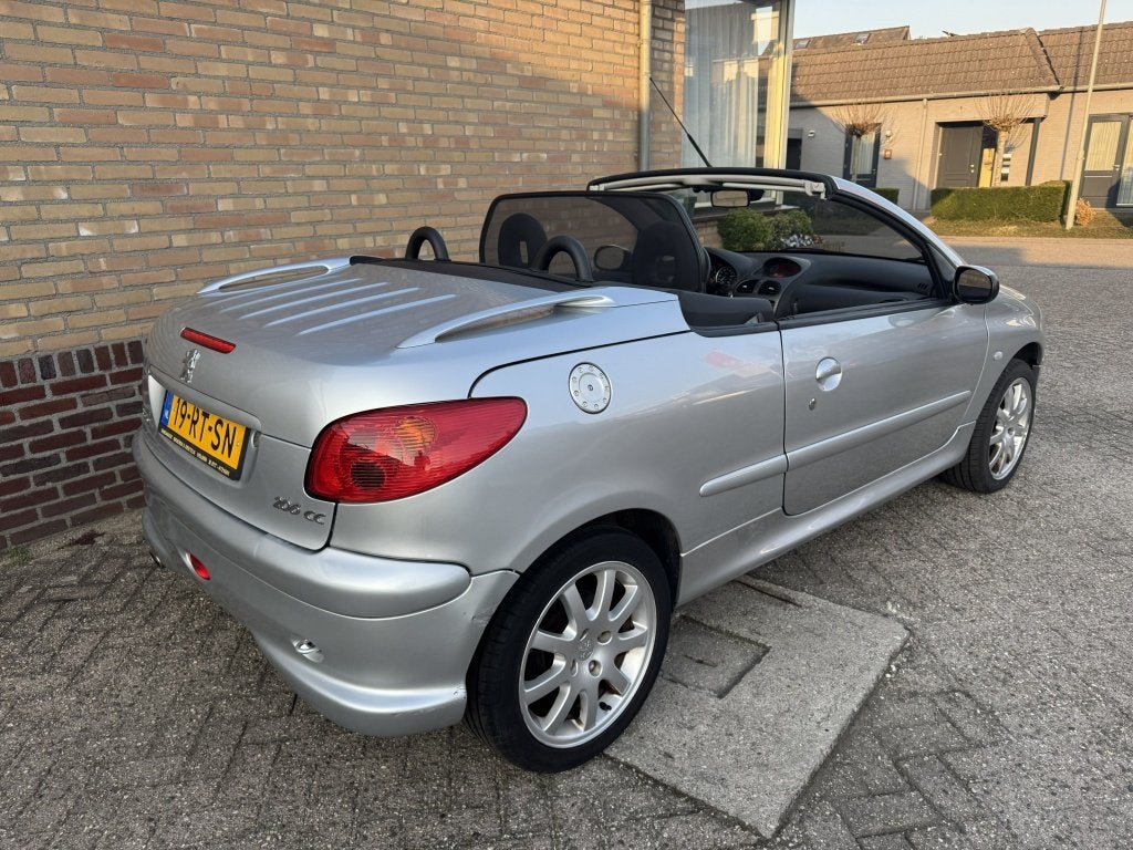 Peugeot 206 CC 2.0-16V (bj 2005), Auto's, 13 km/l, 136 pk, Gebruikt, Zwart