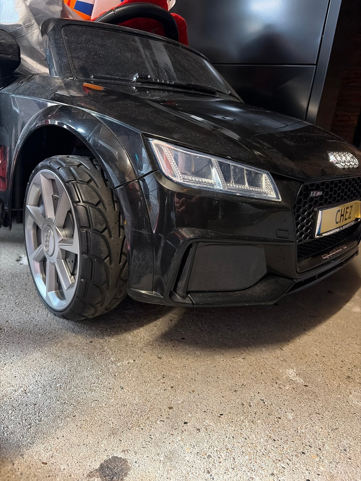 Elektrische kinderauto Audi TT RS met lader, Kinderen en Baby's, Ophalen of Verzenden, Gebruikt