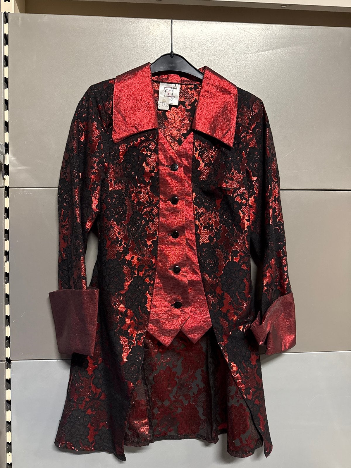 Rood-zwart brokaat piratenjasje Carnaval mt s, Kleding | Dames, Carnaval, Nieuw, Ophalen of Verzenden, Kleding
