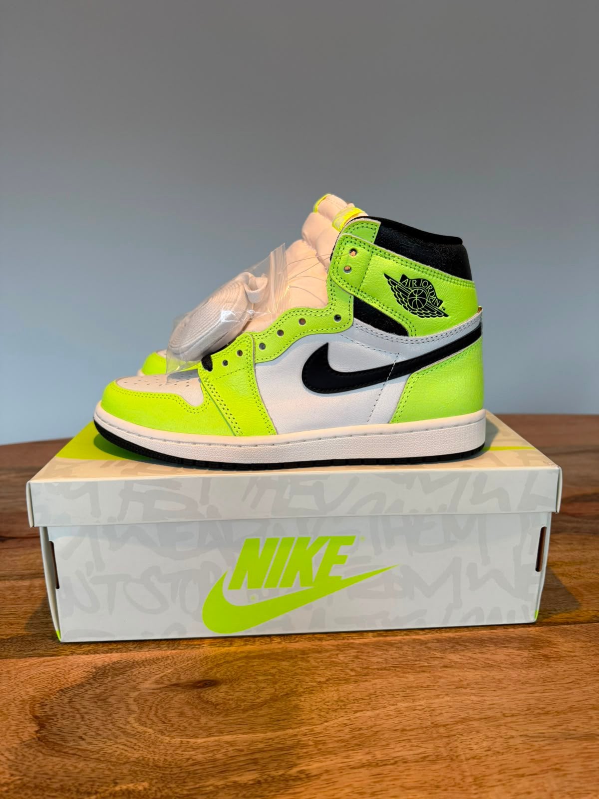 Air Jordan 1 Retro High OG – Volt Gold, Kleding | Heren, Schoenen, Overige kleuren, Nieuw, Ophalen of Verzenden, Sneakers of Gympen