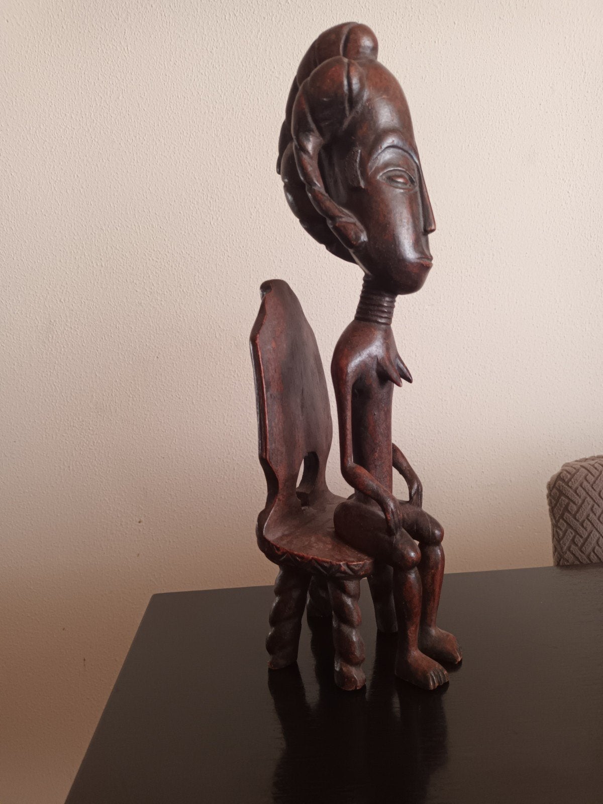 Houten Afrikaans Beeld - Vrouw op Stoel, Ophalen of Verzenden, Handgemaakt, 20 - 50 cm, Beeld