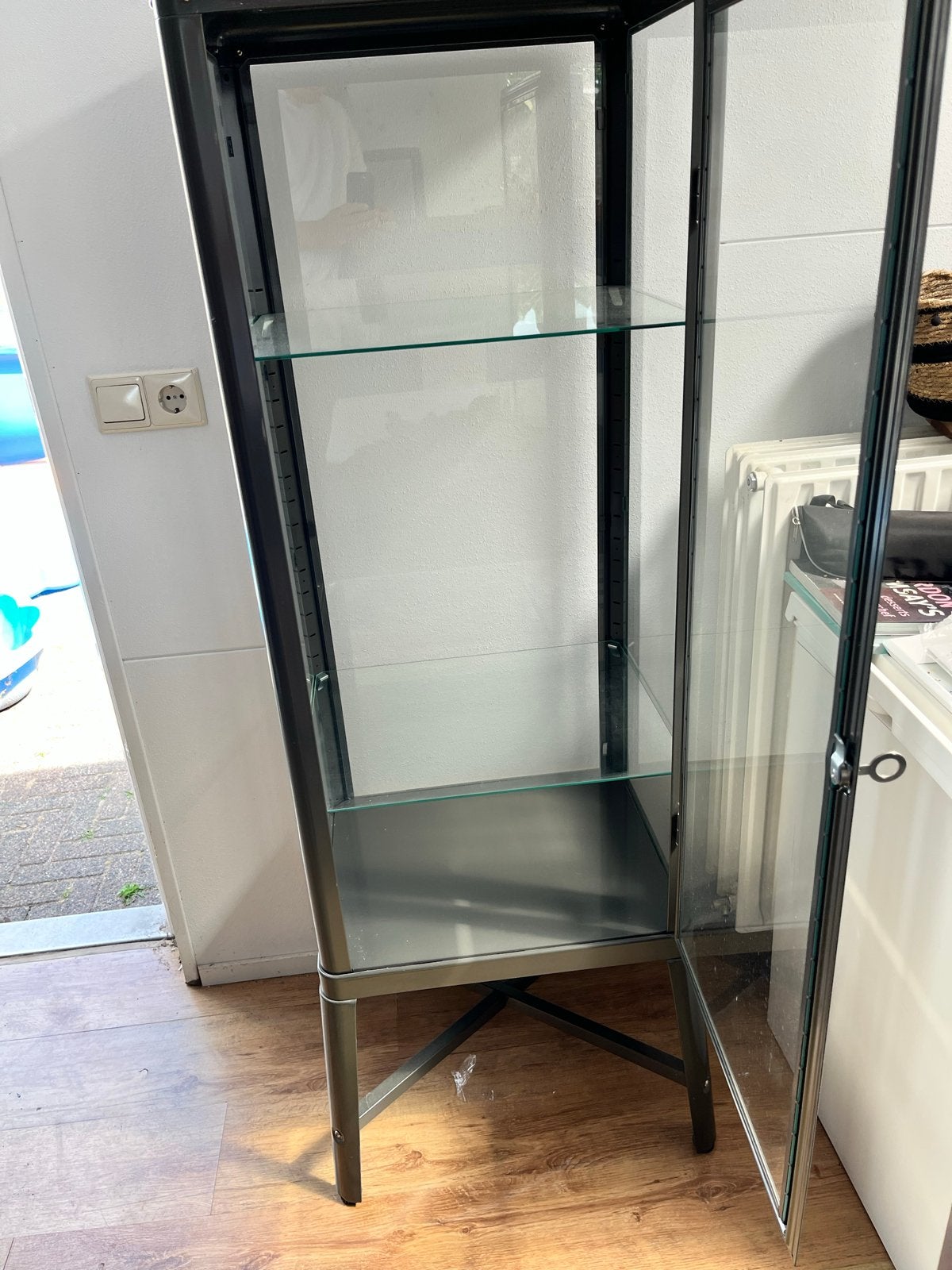 IKEA FABRIKÖR Vitrinekast - Donkergrijs, Huis en Inrichting, Kasten | Vitrinekasten, Ophalen, Gebruikt, 50 tot 100 cm, Metaal