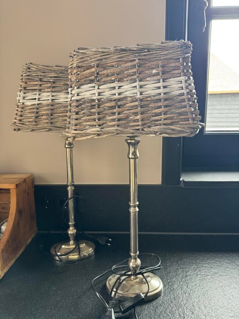 Set van 2 rieten tafellampen met metalen voet, Huis en Inrichting, Lampen | Tafellampen, Ophalen, Gebruikt, Hout, 50 tot 75 cm